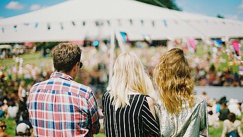 Mensen op een feest, van de rug af gezien
